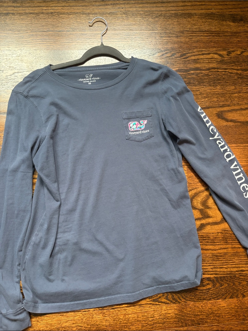 Vineyard Vines Navy Long-Sleeve Pocket Tee with Whale Logo xs